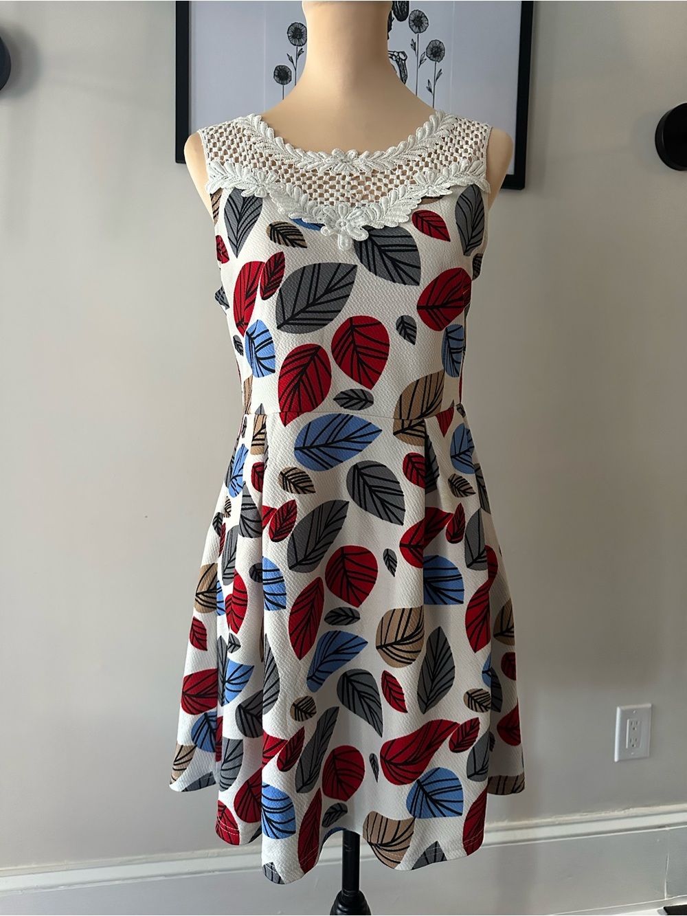 White Leaf Print Sleeveless Crochet Neck Fit & Flare Knee Dress M/L